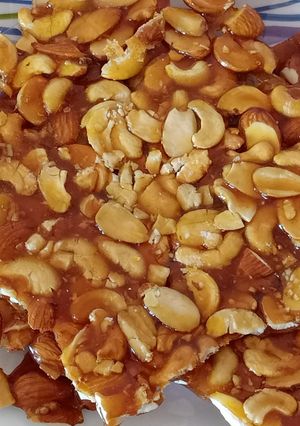ડ્રાયફ્રુટ ચીકી (Dryfruit Chikki Recipe In Gujarati) રેસીપી મુખ્ય ફોટો