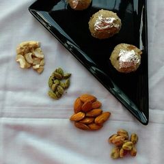 A picture of Poha ladoo.