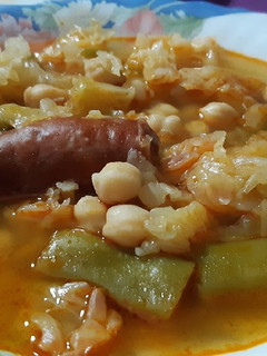 Una foto de Guiso de garbanzos con repollo y judías verdes en olla rápida