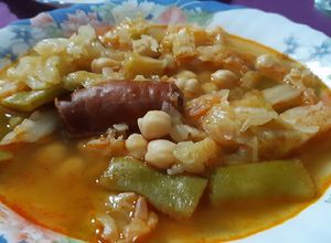 Foto principal de Guiso de garbanzos con repollo y judías verdes en olla rápida
