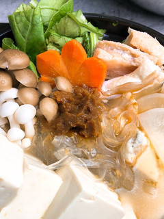 味噌大根雙菇鮭魚豆腐鍋 的食譜成品照片