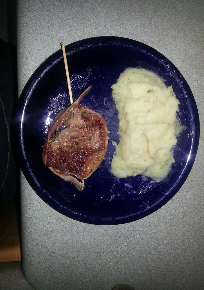 Una foto de Medallón de lomo con panceta y puré a la lionesa