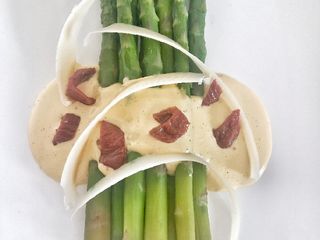 Asperges vertes sauce mousseline