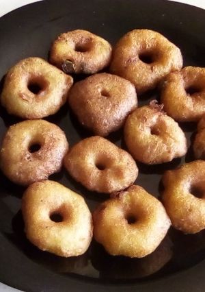 A picture of Medhu vadai.