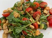Una foto de ensalada con tofu