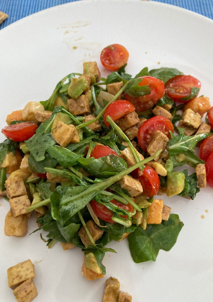 Una foto de Ensalada rúcula y tofu