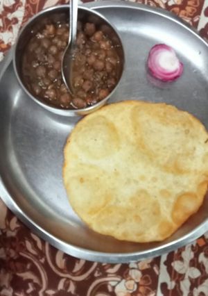 A picture of Bhature.