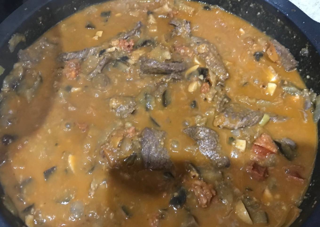 Tiras de ternera en salsa de verduras y chorizo