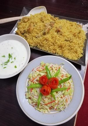 A picture of Chicken yakhni pulao.