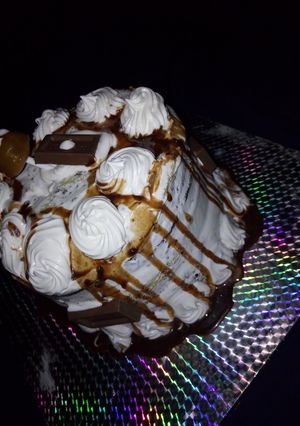 A picture of Home made whipped cream and how to decorate a cake with it.