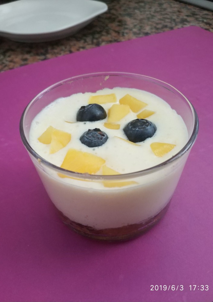 Una foto de Yogurt de mango y arándanos