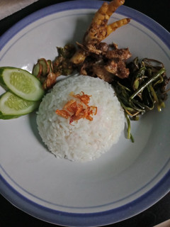 Foto resep Nasi Uduk Magiccom,Tumis kangkung, Ayam goreng bumbu rawon