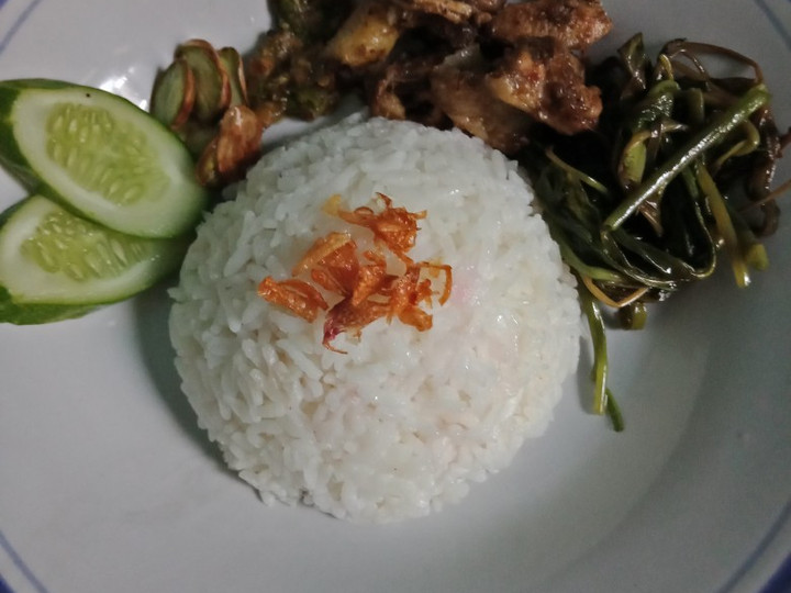 Langkah Mudah untuk Membuat Nasi Uduk Magiccom,Tumis kangkung, Ayam goreng bumbu rawon, Lezat