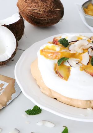 Foto de Pavlova com Natas e Curd de Pêssego e Coco