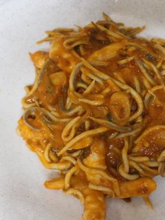 Una foto de Gulas con gambas al ajillo y tomate frito