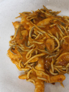 Una foto de Gulas con gambas al ajillo y tomate frito