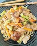 Noodles teriyaki con verduras y almendras