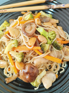Una foto de Noodles teriyaki con verduras y almendras