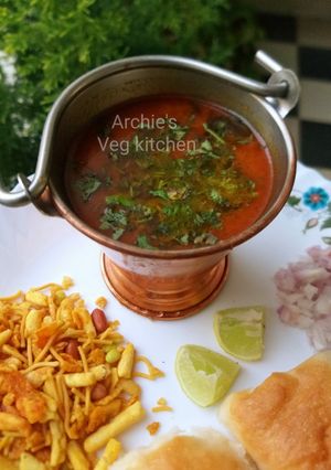 A picture of Misal pav.