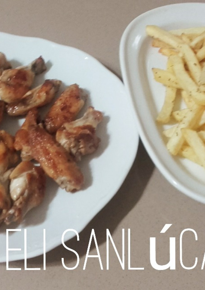 Una foto de Alitas caramelizadas con patatas rancheras