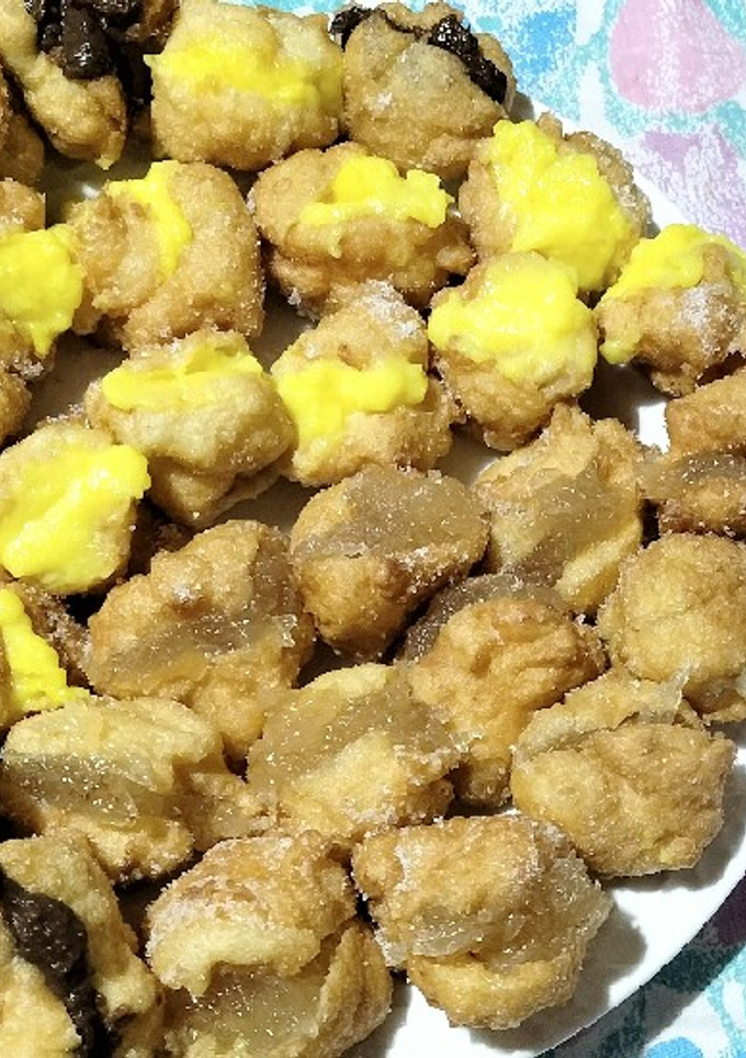 Una foto de Buñuelos de viento de cabello de ángel crema pastelera y chocolate