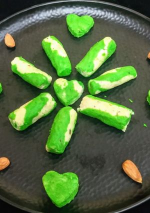 डबल कलर मावा रोल(Double colour mawa roll recipe in Hindi) रेसिपी मुख्य फोटो