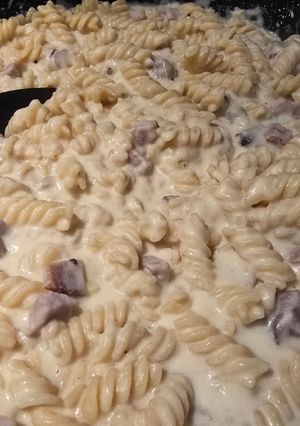 Füstölt sonkás,tormás fusilli recept fotója