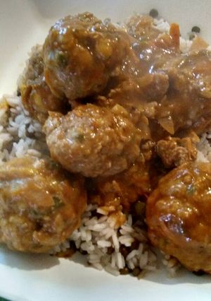 Una foto de Albóndigas con arroz y lentejas