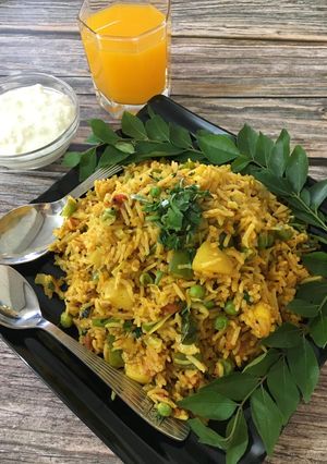 વધારેલા ભાત (Vagharela Bhat Recipe In Gujarati) રેસીપી મુખ્ય ફોટો