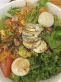 Ensalada colorida con huevo cocido