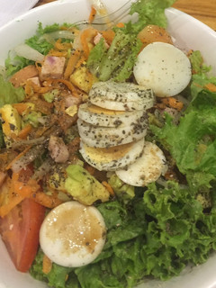 Una foto de Ensalada colorida con huevo cocido