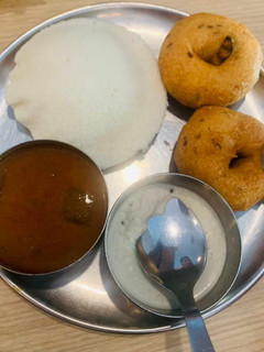 सांबर बड़ा (sambar vada recipe in Hindi) रेसिपी मुख्य फोटो