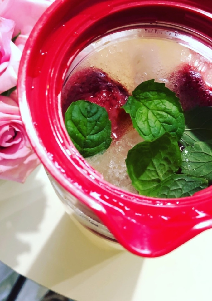 Una foto de Limonada de Fresas-Menta-Aloe