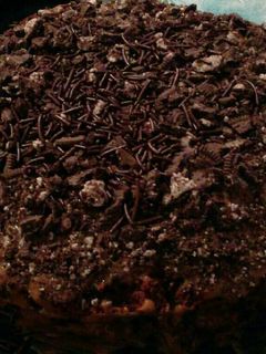 Una foto de Torta de brownie cubierta manjar oreo