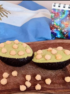 Una foto de Hummus con aguacate/palta 🥑