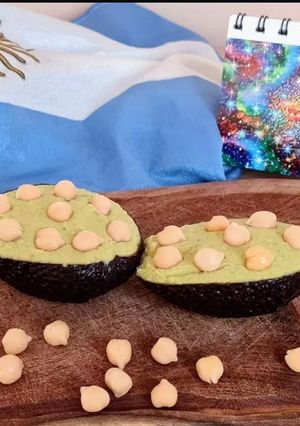 Una foto de Hummus con aguacate/palta 🥑