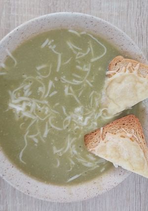 Brokkolikrémleves recept fotója