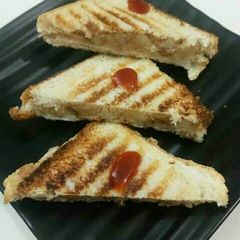 A picture of Chatpata potato sandwich.