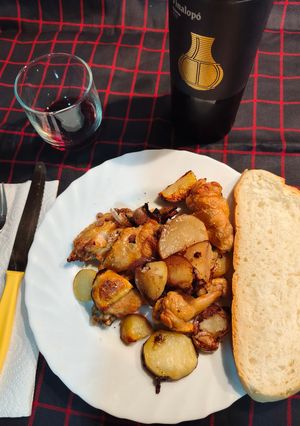 Foto principal de Alitas al horno con patatas y cebolla