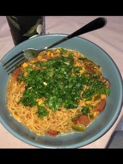 صورة لوصفة اندومي بالنقانق والكريمه لذيذ وناطع 😋🍜