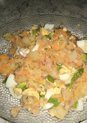 Una foto de Ensalada de papa y atún
