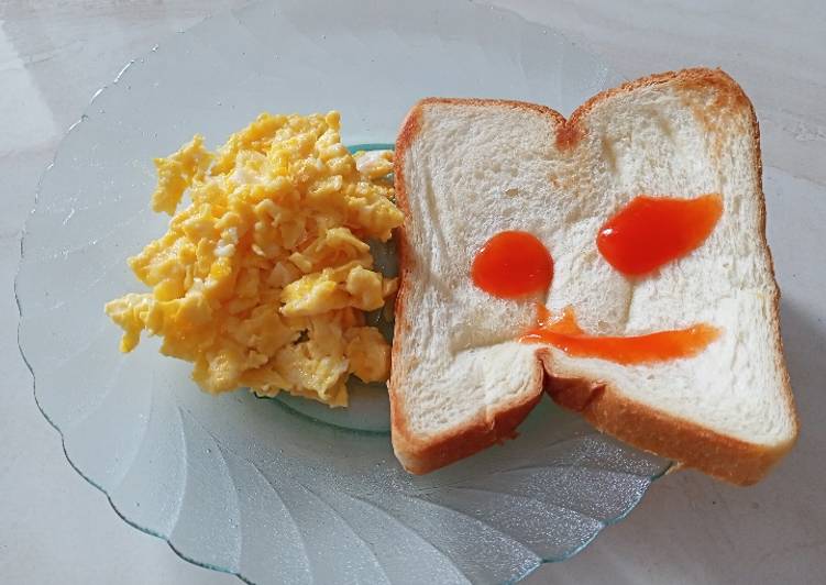 Orak Arik Telor & Roti Panggang Orak Arik Telor & Roti Panggang