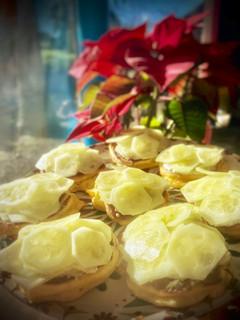 Una foto de Blinis con pepino y salsa especial