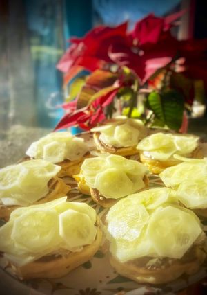Una foto de Blinis con pepino y salsa especial