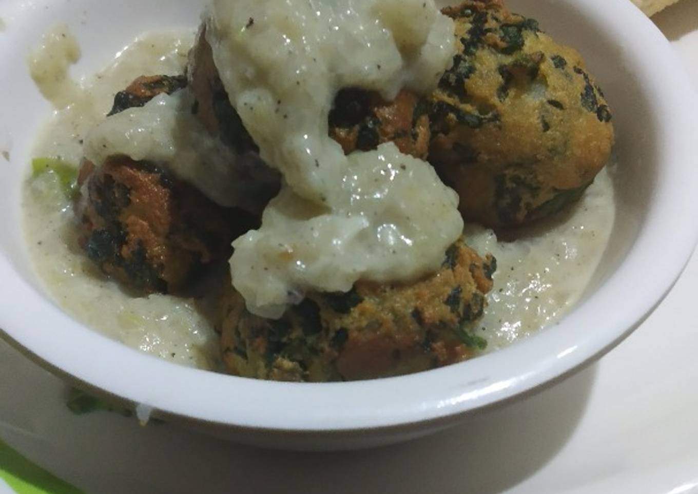 Hariyali kofta in white gravy