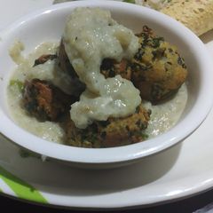 A picture of Hariyali kofta in white gravy.