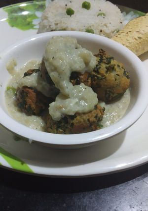 A picture of Hariyali kofta in white gravy.