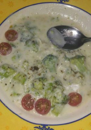 A picture of Broccoli with white cream & cheese.