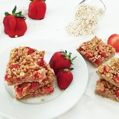 A picture of Healthy Strawberry Oats Bars.