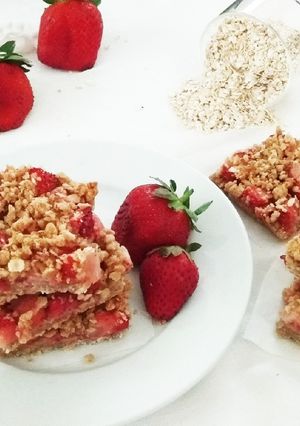 A picture of Healthy Strawberry Oats Bars.
